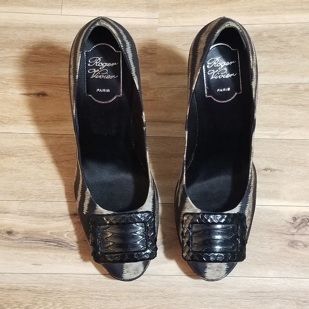 Roger Vivier Satin Heels Pumps.